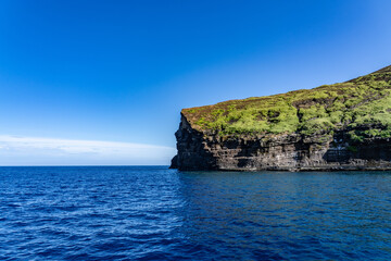 Naklejka premium Niʻihau & Nāpali Coast Boat Tour, Kauai County, Hawaii, Pacific Ocean. Lehua Island ( Lehua Crater ) is Tuff cone. Ki‘eki‘e Basalt, NI‘IHAU VOLCANO. Lehua is a state-designated seabird sanctuary 