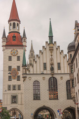 Obraz premium Münchner Wahrzeichen; Altes Rathaus vom Tal gesehen
