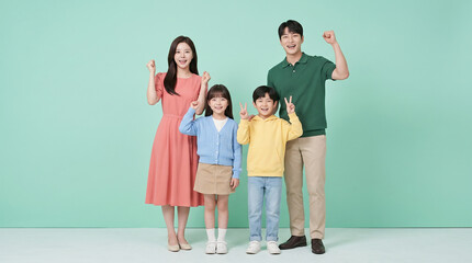Fototapeta premium 초록 배경에서 손을 흔드는 네 식구 가족 / Family of Four Waving on Green Background