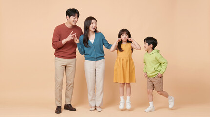 Fototapeta premium 분홍 배경에서 손을 흔드는 가족 / Family Waving on a Pink Background