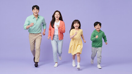 Fototapeta premium 선물 쇼핑백을 든 가족 / Family Holding Gift Shopping Bags