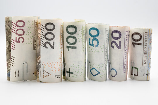 Polskie banknoty pieniężne w wielu r&oacute;żnych nominałach wysokich i niskich w rolce.
