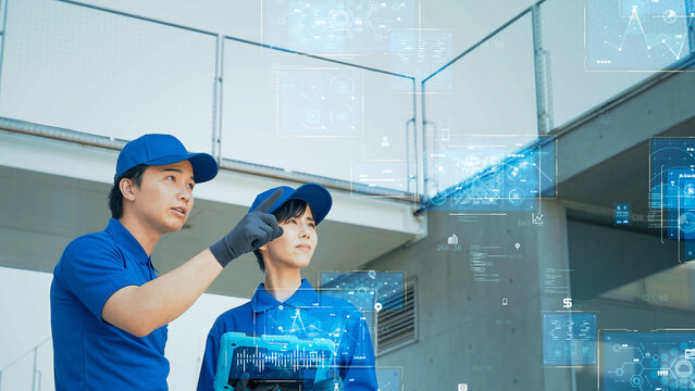 タブレットを使って建物を点検する作業員とデジタルテクノロジー