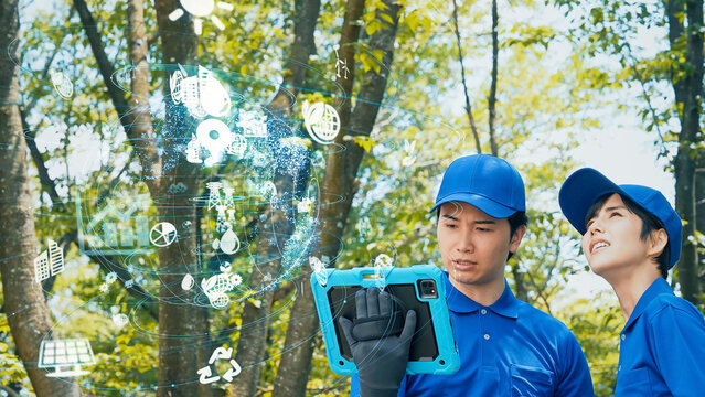森林を管理する作業員と環境テクノロジー