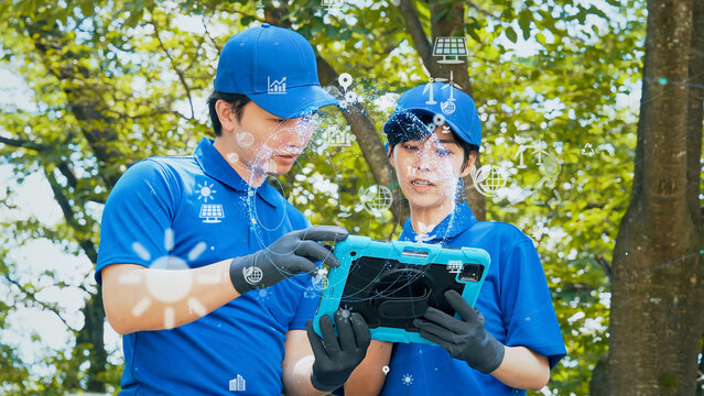 森林を管理する作業員と環境テクノロジー