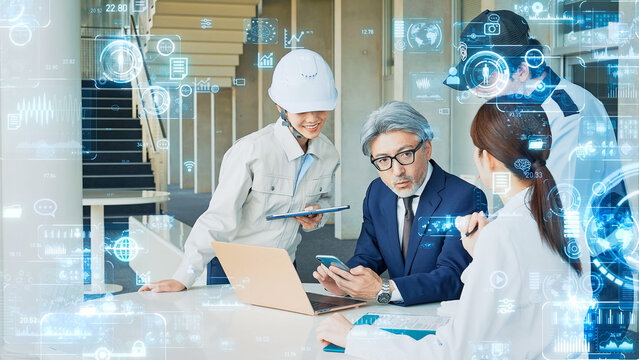 会議する様々な職業の人々とデジタルテクノロジー