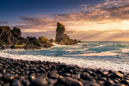 Coucher de soleil &agrave; Reynisfjara &ndash; Plage de sable noir et formations de basalte en Islande