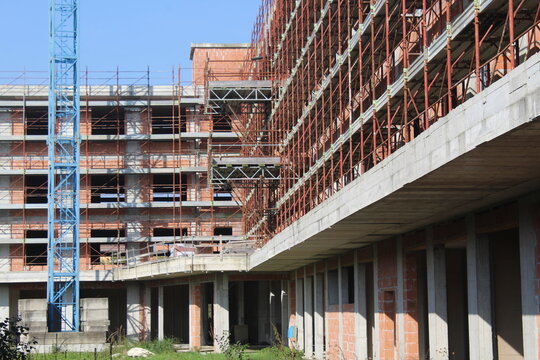 Lavori in corso nel cantiere edile in estate - gru e ponteggio	