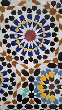 D&eacute;tail d'un d&eacute;cor g&eacute;om&eacute;trique sur un carrelage zellige marocain traditionnel
