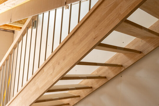 Escalier en cours de r&eacute;novation dans un int&eacute;rieur en travaux, illustrant un chantier de construction avec des mat&eacute;riaux et finitions en transformation.