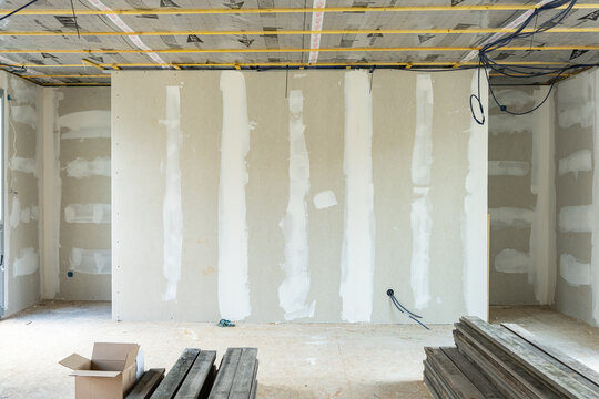 Espace en r&eacute;novation montrant des travaux sur les fen&ecirc;tres, les murs et la toiture, illustrant un chantier de transformation et de restauration d&rsquo;un b&acirc;timent.