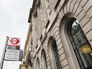 Naklejka premium Historic Pall Mall street view with bus stop and grand stone architecture in London, UK