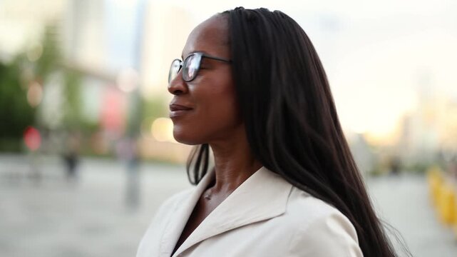 Elegant woman wearing glasses smiling in the city center

