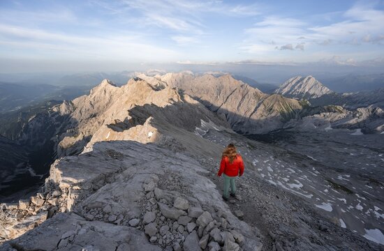 Mountaineer on a steep rocky ridge, impressive mountain landscape, view of the H&ouml;llental and the Alpspitze from the Jubil&auml;umsgrat, in the evening light Zugspitze, Wetterstein range, Bavaria, Germany
