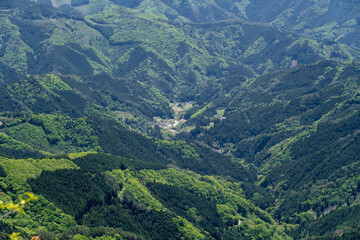 四国の五段高原から見下ろす山々と谷間の風景 © Anoconone