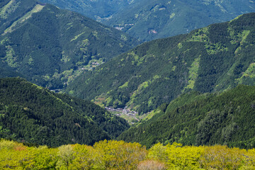 五段高原から見下ろす深い山々と谷間に息づく山村の情景 © Anoconone