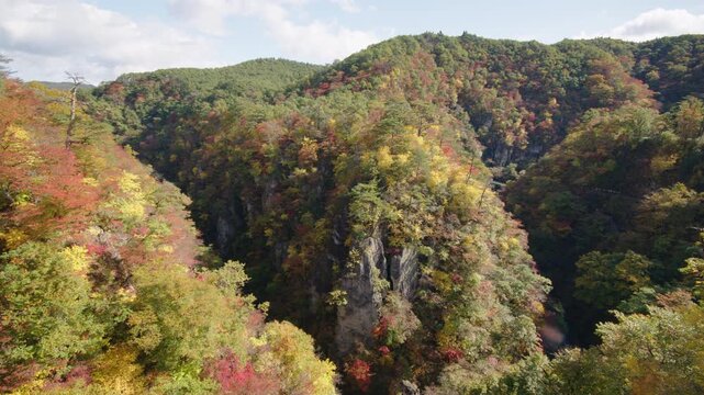 紅葉の名所 秋の鳴子峡の風景　Autumn scenery of Naruko Gorge, a famous spot for autumn foliage.