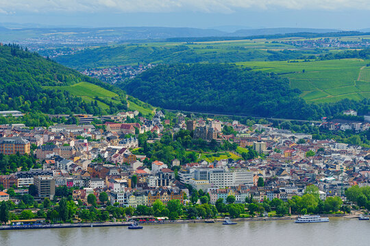  R&uuml;desheim am Main - view of the old town Bingen.