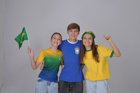 fam&iacute;lia celebra vit&oacute;ria do brazil na copa do mundo 