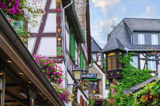 04.07.2021, Germany, Hessen, R&uuml;desheim am Main &ndash; an old town with narrow alleys.