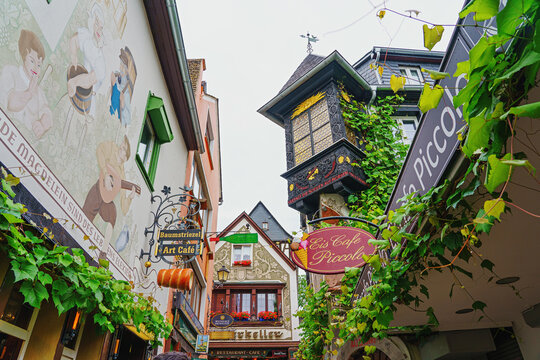04.07.2021, Germany, Hessen, R&uuml;desheim am Main &ndash; an old town with narrow alleys.