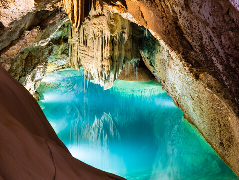Concr&eacute;tions dans une grotte d&eacute;velopp&eacute;es au contact de dolomies et du calcaire. Le lac, Grotte de Trabuc, grotte aux 100 000 soldats, Mialet proche Anduze, C&eacute;vennes, Gard