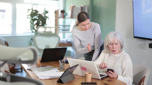 Woman boss found senior subordinate idling and scrolling phone, mentor shouts at subordinate. Scrolling of phone and social networks, procrastination at work, evading official duties.
