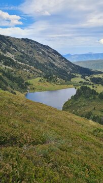 Le "Rabassoles bas", l'un des trois &eacute;tangs de Rabassoles vu depuis les abords du Lac Noir (Massif du Donezan, Petit Qu&eacute;bec Ari&eacute;geois)