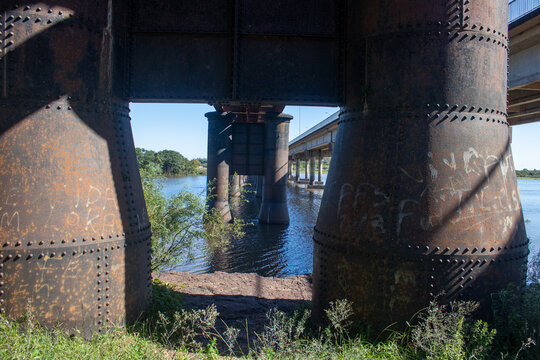 Antiguo puente de fierro sobre el r&iacute;o Cuareim 