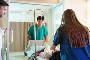Obraz premium Doctors are waiting to examine patients at the hospital during rush hour.