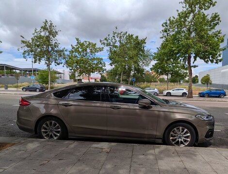 Vista lateral de un autom&oacute;vil Hybrid Ford Mondeo, aparcado en una calle de Madrid, Espa&ntilde;a, 3 de mayo de 2026