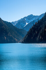 Obraz premium Long Lake with Snowy Mountain View