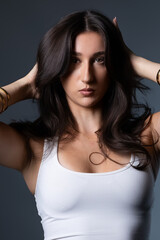 Naklejka premium Female model highlighting beauty and confidence with a stylish pose in studio