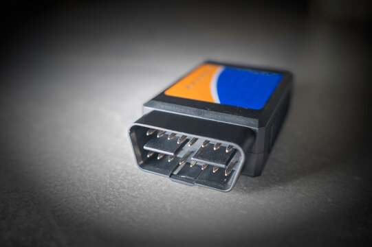 Ein OBD II Scanner welcher zum auslesen der Fehlermeldungen beim Auto bestimmt ist 
