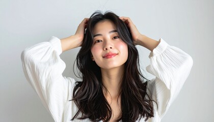 Naklejka premium 清楚で可愛らしい日本人女性の美容ポートレート 白背景のナチュラルスキンケアイメージ