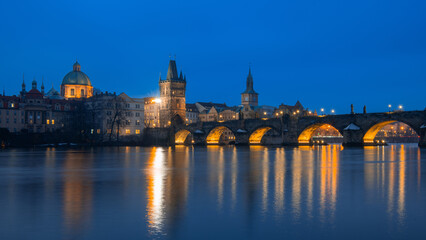 Obraz premium Charles Bridge over Vltava river in Prague at twilight, Czech Republic.