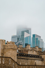 Obraz premium Tour de Londres et gratte-ciels de la City dans le brouillard
