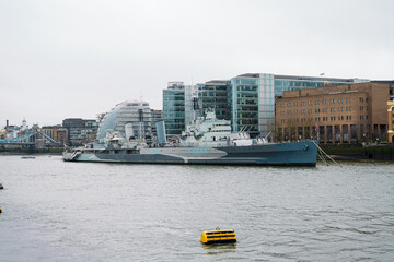 HMS Belfast sur la Tamise à Londres par temps nuageux © Maxime