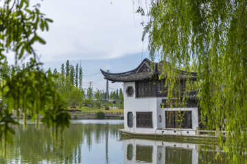 Naklejka premium Traditional Chinese Garden House by a Calm Pond