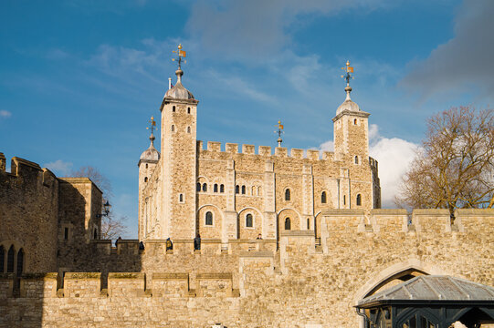 Tour de Londres - La Tour Blanche sous ciel bleu ensoleill&eacute;