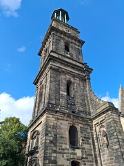 Fototapeta premium Historischer turm der Aegidienkirche in Hannover, Niedersachsen - Ruine und Mahnmal gegen den Krieg