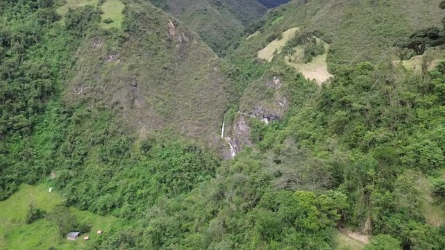 Monta&ntilde;a y cascada