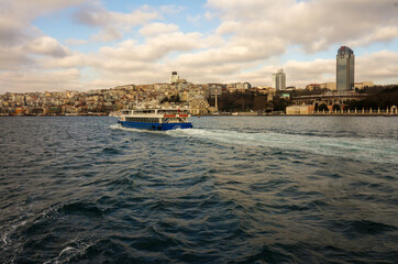 Obraz premium Ferry on the Bosphorus Strait with Istanbul skyline, Turkey
