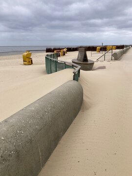 Verwehungen von Sand am Strand und an der Strandpromenade von Cuxhaven an der Nordsee nach dem Sturm