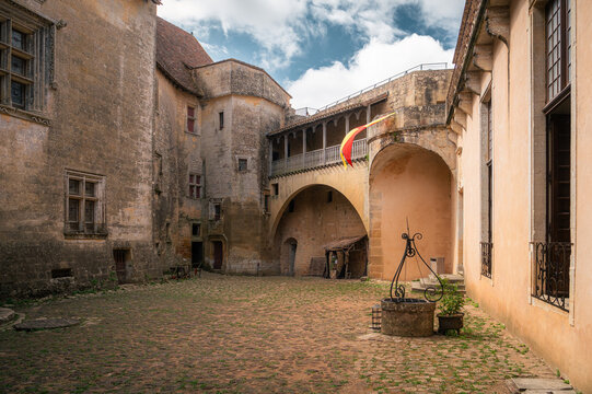 Cour int&eacute;rieure d'un ch&acirc;teau m&eacute;di&eacute;val en Dordogne
