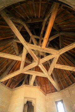 Charpente m&eacute;di&eacute;vale en bois d'une tour polygonale
