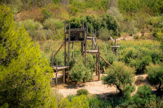 Structure en bois d'accrobranche dans la for&ecirc;t du safari de Sigean