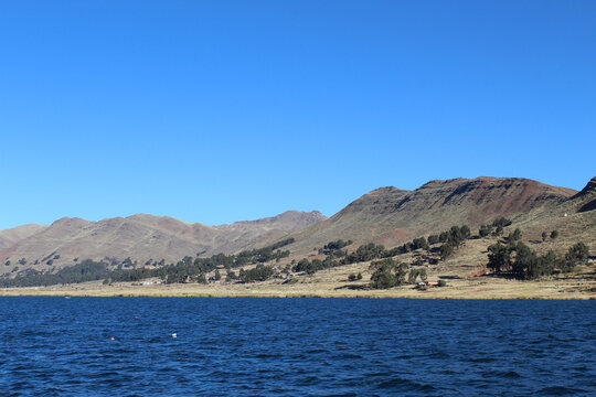 Monta&ntilde;as desde el Lago Titicaca, Bolivia.