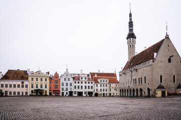 Obraz premium Medieval Town Hall and Town Hall Square in Tallinn, Estonia