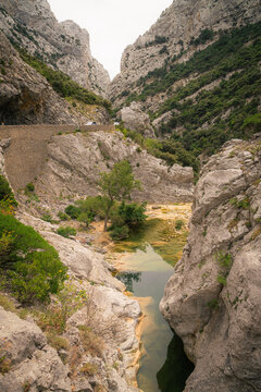 Gorges de Galamus, canyon rocheux et rivi&egrave;re, Aude